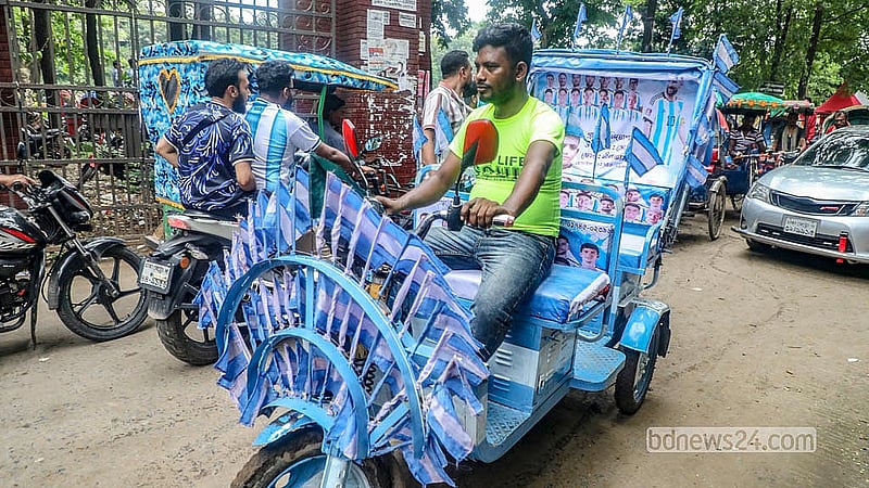 আর্জেন্টিনার এক সমর্থক তার রিকশা সাজিয়েছেন আর্জেন্টিনার পতাকার আদলে