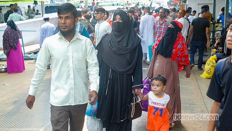 পরিবার-পরিজন নিয়ে ঈদের পরদিন শুক্রবার রাজধানী ছেড়েছেন অনেকে