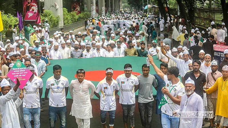 ঈদে মিলাদুন্নবী উপলক্ষে বুধবার রাজধানীর সোহরাওয়ার্দী উদ্যান থেকে ‘জশনে জুলুস’ বের করে আঞ্জুমানে রহমানিয়া মইনীয়া মাইজভাণ্ডারীয়া