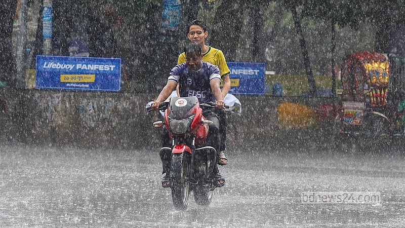 মৌসুমি বায়ুর প্রভাবে ঢাকাজুড়ে ঝুম বৃষ্টি; কোনো রকম প্রস্তুতি ছাড়াই রাস্তায় বের হয়ে মোটরসাইকেল নিয়ে ভিজে চলার মুহূর্ত