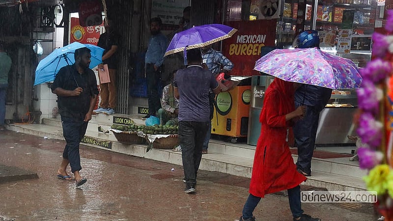 নিম্নচাপ ও মৌসুমী বায়ুর প্রভাবে রাজধানীতে বুধবার দিনভর ঝরেছে বৃষ্টি। বাড্ডা এলাকা থেকে তোলা