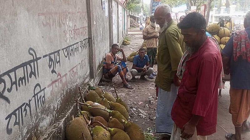 বাজারে ক্রেতা কম, আর যে দাম পাওয়া যাচ্ছে তাতে পরিবহন খরচও উঠছে না বলে জানান চাষি ও ক্ষুদ্র ব্যবসায়ীরা।