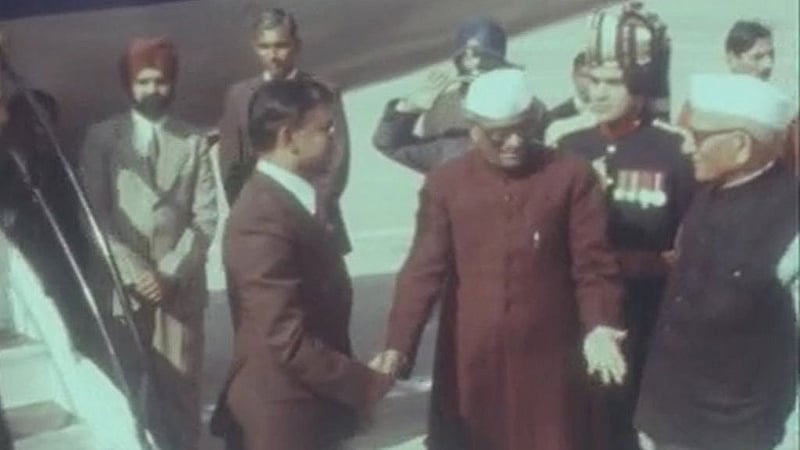 ১৯৭৭ সালে ভারত সফরে বিমানবন্দরে জিয়াউর রহমানকে স্বাগত জানান ভারতের রাষ্ট্রপতি ও প্রধানমন্ত্রী।