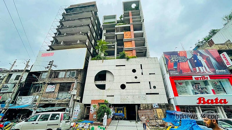 চব্বিশের গণঅভ্যুত্থানের পর রাজধানীতে আওয়ামী লীগের কেন্দ্রীয় কার্যালয়ে ভাঙচুর ও অগ্নিসংযোগ করা হয়