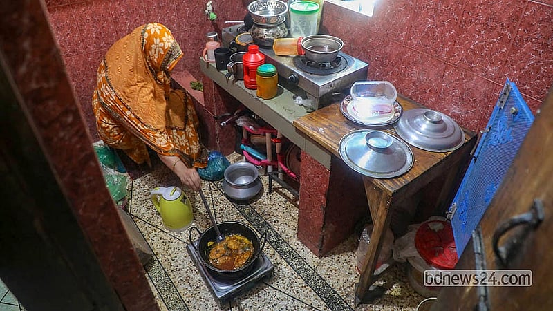 ঢাকার জুরাইনে গ্যাস না থাকায় এলপিজি চুলায় রান্না করছেন এক নারী। কয়েক দিন ধরে এ এলাকায় গ্যাস না থাকার কথা জানিয়েছেন স্থানীয়রা