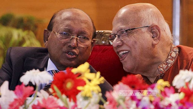 আবুল মাল আবদুল মুহিত তখন অর্থমন্ত্রী (ডানে), আর তোফায়েল আহমেদ বাণিজ্যমন্ত্রী। দুজনেই এখন না ফেরার দেশে।