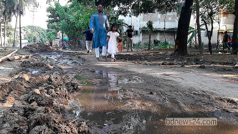 ঢাকার শাহজাহানপুর রেলওয়ে কলোনিতে কোরবানির পশুর হাটের ময়লা-আবর্জনা না সরানোয় চারশপাশে দুর্গন্ধ ছড়াচ্ছে