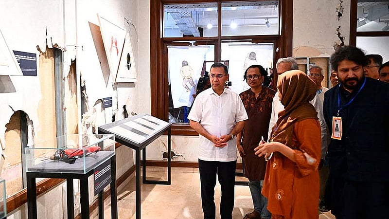জুলাই গণঅভ্যুত্থান দিবসে বুধবার জুলাই স্মৃতি জাদুঘরের উদ্বোধন শেষে জাদুঘরের বিভিন্ন অংশ ঘুরে দেখেন প্রধানমন্ত্রী তারেক রহমান