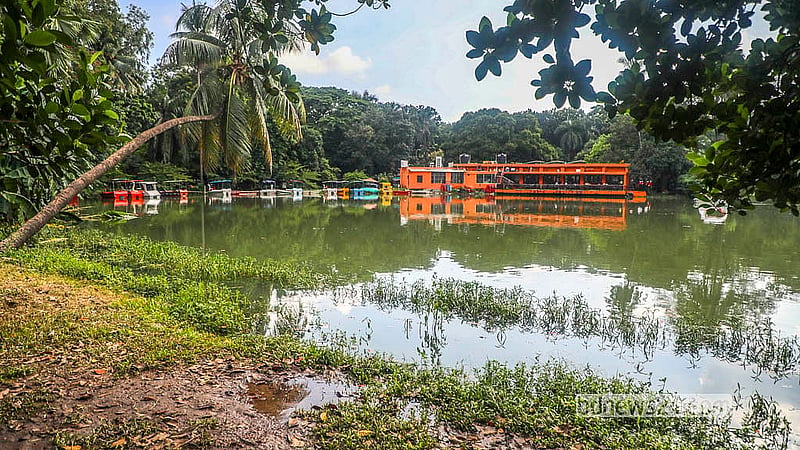 টানা কয়েকদিনের বৃষ্টিতে রাজধানীর অনেক এলাকা তলিয়ে যাওয়ার পাশাপাশি রমনা লেক কানায় কানায় পূর্ণ হয়ে পানি উঠে যায় পার্কেও। মঙ্গলবার বৃষ্টি না হওয়ায় পানি কমতে শুরু করেছে