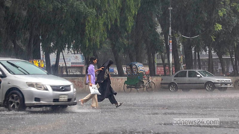 রাজধানীতে বুধবার দুপুরের বৃষ্টির মধ্যেই যে যার গন্তব্যে ছোটেন। ঢাকা বিশ্ববিদ্যালয় এলাকা থেকে তোলা
