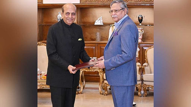 ভারতের নতুন হাই কমিশনার দীনেশ ত্রিবেদী বৃহস্পতিবার বঙ্গভবনে রাষ্ট্রপতি মো. সাহাবুদ্দিনের কাছে পরিচয়পত্র পেশ করেন।