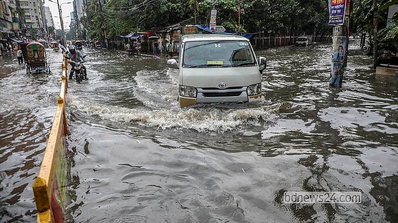 রাজধানীতে শুক্রবার বিকালে কয়েক ঘণ্টার বৃষ্টিতে গ্রিনরোডে সৃষ্টি হয় জলজট