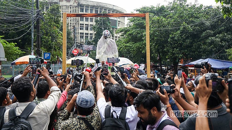 জুলাই গণঅভ্যুত্থানের দ্বিতীয় বর্ষপূর্তিতে শাহবাগে জাতীয় জাদুঘরের সামনে ‘স্বৈরাচারের ফাঁসি ও জনতার উল্লাস’ শিরোনামে কর্মসূচি আয়োজন করে ‘মঞ্চ ২৪’ নামে একটি সংগঠন