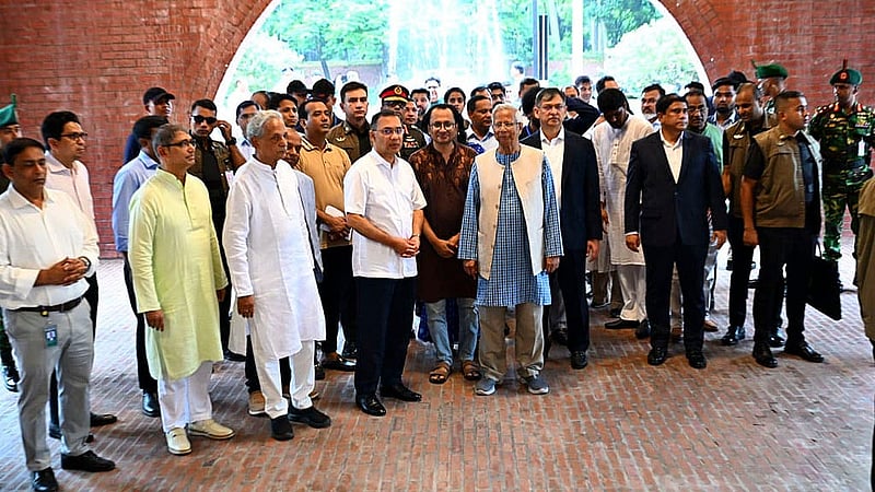 জুলাই গণঅভ্যুত্থান দিবসে বুধবার জুলাই স্মৃতি জাদুঘরের উদ্বোধন শেষে অন্তর্বর্তী সরকারের সাবেক প্রধান উপদেষ্টা অধ্যাপক মুহাম্মদ ইউনূস ও অন্যান্য অতিথিদের সঙ্গে নিয়ে জাদুঘরের বিভিন্ন অংশ ঘুরে দেখেন প্রধানমন্ত্রী তারেক রহমান