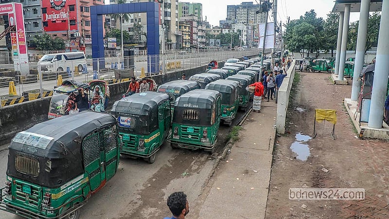 রাজধানীর দোলাইরপাড় এলাকার একটি ফিলিং স্টেশনে শুক্রবার গ্যাস নিতে আসা যানবাহনের দীর্ঘ লাইন দেখা যায়