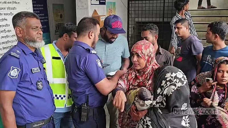 ঘটনাস্থলে গিয়ে পুলিশ পরিস্থিতি নিয়ন্ত্রণে আনে।