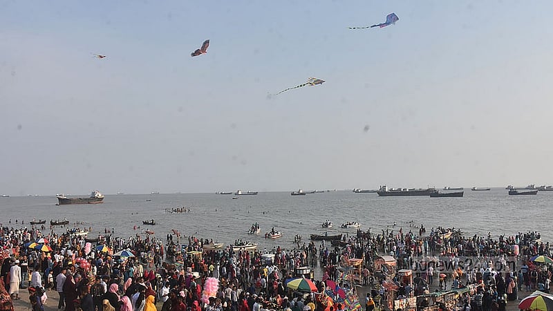 ঈদের পরদিন শুক্রবার বিকালে পতেঙ্গা সৈকতে দর্শণার্থীদের ভিড়