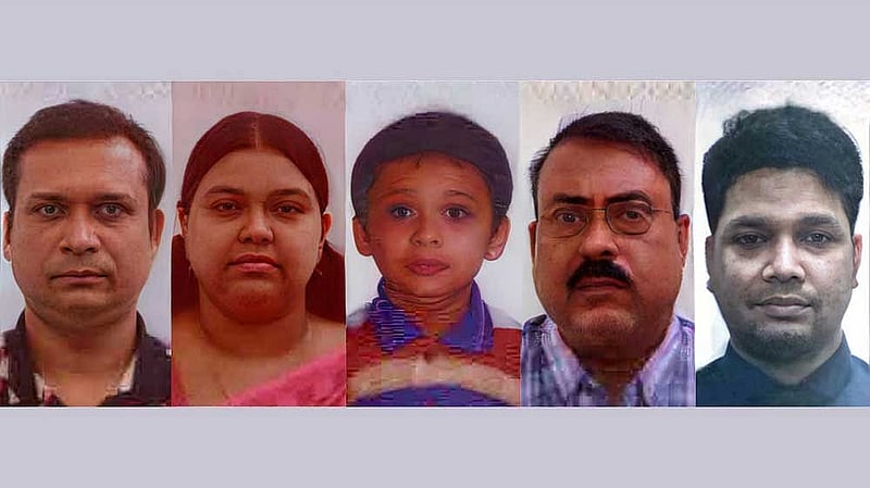 বাঁ থেকে দেবাশীষ দত্ত, আফসানা শারমীন, শর্ণশিষ দত্ত, আকরাম আলী ও আহমেদ বাবু