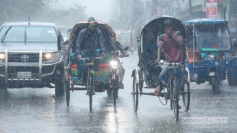 মুষলধারার বৃষ্টির মধ্যেও ঢাকার রামপুরায় ছুটে চলেছেন ভ্যানচালক। নিম্নচাপ ও মৌসুমি বায়ুর প্রভাবে মঙ্গলবার সারা দিনই থেকে থেকে বৃষ্টি ঝরে ঢাকাতে