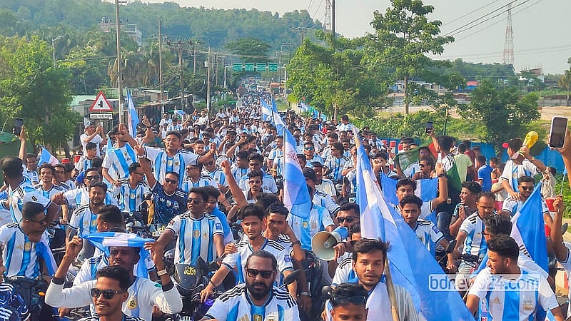 ফিফা বিশ্বকাপ সামনে রেখে প্রিয় দলের জার্সি পরে কক্সবাজারের টেকনাফে শোভাযাত্রায় অংশ নেন আর্জেন্টিনার সমর্থকরা