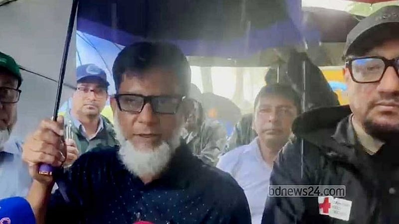 বুধবার দুপুরে চট্টগ্রাম-কক্সবাজার রেলপথের ষোলশহর শমসের পাড়া অংশ পরিদর্শন করেন রেলপথ মন্ত্রণালয়ের প্রতিমন্ত্রী হাবিবুর রশিদ। ছবি: সুমন বাবু