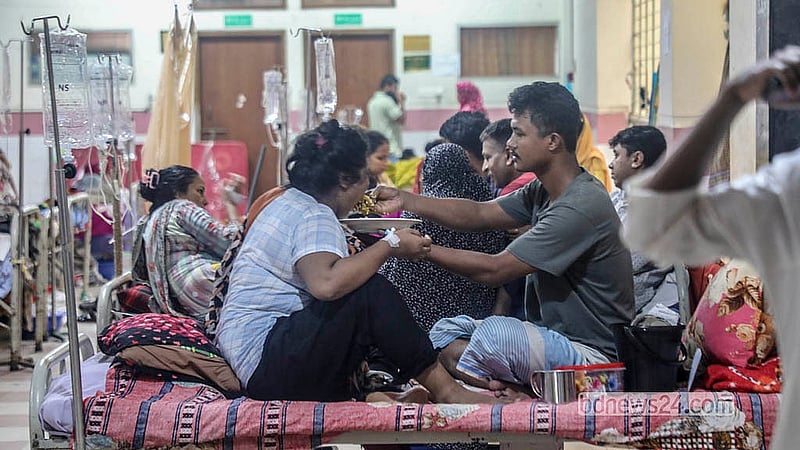 রাজধানীর মুগদা মেডিকেল কলেজ হাসপাতালে ডেঙ্গু আক্রান্ত রোগীকে ভাত খাওয়াচ্ছেন তার স্বামী