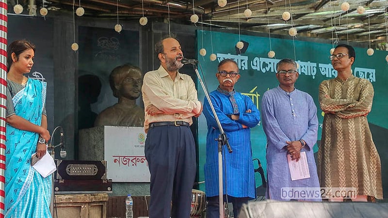 বাংলা একাডেমির নজরুল মঞ্চে সোমবার উদীচী শিল্পীগোষ্ঠীর বর্ষা উৎসবের আলোচনা সভায় অতিথিরা