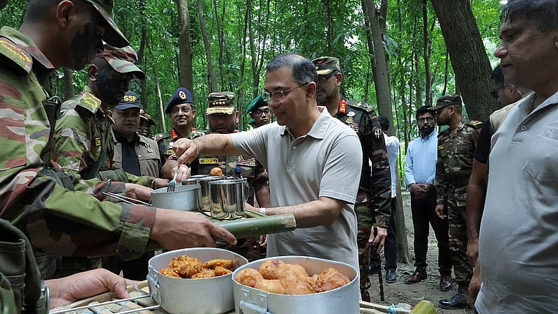 মানিকগঞ্জের সিংগাইরে মঙ্গলবার সেনাবাহিনীর নবম পদাতিক ডিভিশনের গ্রীষ্মকালীন মহড়ায় অংশগ্রহণকারী সেনা সদস্যদের জন্য তৈরি করা খাবার খান প্রধানমন্ত্রী তারেক রহমান