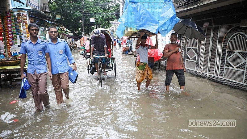 মঙ্গলবার সারা দিন বৃষ্টিপাতে পুরান ঢাকার বংশাল এলাকার সড়কে জলাবদ্ধতা তৈরি হয়েছে