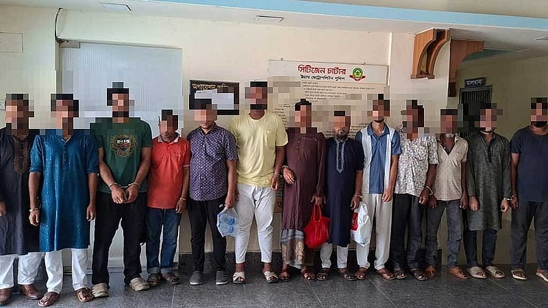 নিষেধাজ্ঞা উপেক্ষা করে মিছিল করার অভিযোগে চট্টগ্রামে আটক করা হয় ছাত্রলীগ-যুবলীগের ১৩ নেতাকর্মীকে। 