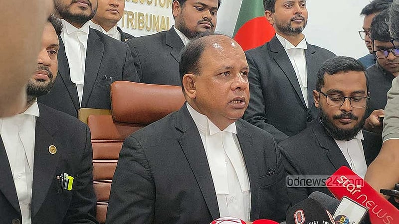 আন্তর্জাতিক অপরাধ ট্রাইব্যুনালের আদেশের পর ব্রিফিংয়ে আসেন ট্রাইব্যুনালের প্রধান কৌঁসুলি মো. আমিনুল ইসলাম।