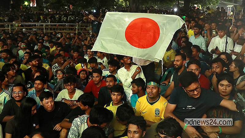 ব্রাজিলের বিপক্ষে ১-০ গোলে এগিয়ে যাওয়ার পর উল্লাসে মেতে ওঠেন ঢাকা বিশ্ববিদ্যালয়ের টিএসসি প্রাঙ্গণে খেলা দেখতে আসা জাপানের ভক্তরা