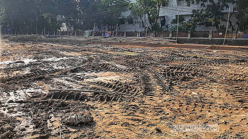 পশুর হাটের ময়লা-আবর্জনা না সরানোয় বেহাল ঢাকার শাহজাহানপুর রেলওয়ে কলোনির খেলার মাঠ