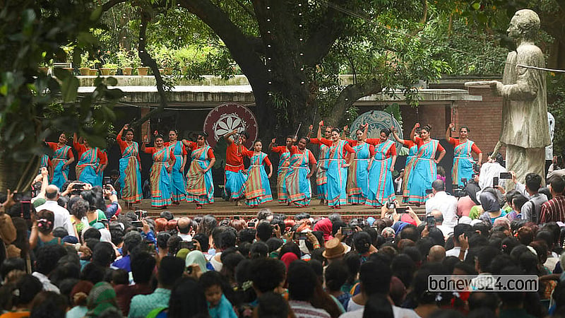 অর্থী আহমেদ ড্যান্স একাডেমি ও ঢাকা বিশ্ববিদ্যালয়ের চারুকলা অনুষদের যৌথ আয়োজনে অনুষ্ঠিত ‘ঘনঘনা ২’ অনুষ্ঠানে অংশ নেন ৩ থেকে ৭০ বছর বয়সি তিন শতাধিক অপেশাদার শিল্পী