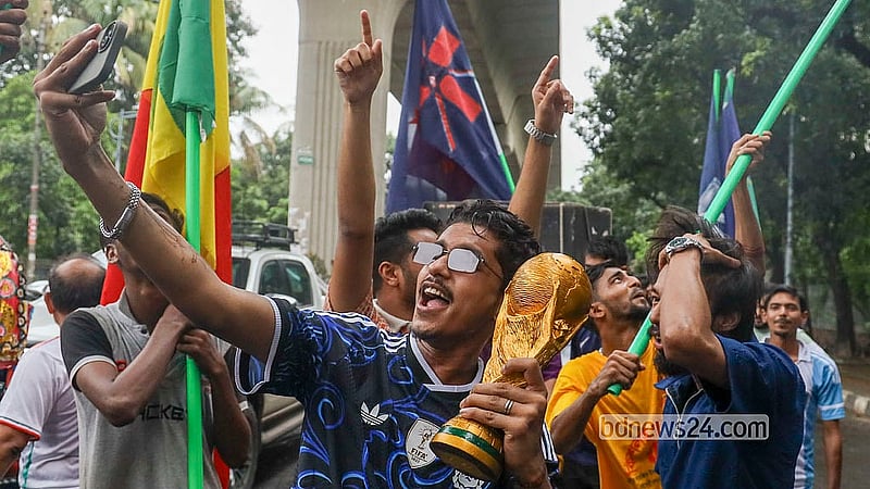 কিশলয় যুব সংঘ আয়োজিত পতাকা শোভাযাত্রায় বিশ্বকাপ ট্রফির রেপ্লিকা হাতে আর্জেন্টিনা সমর্থক