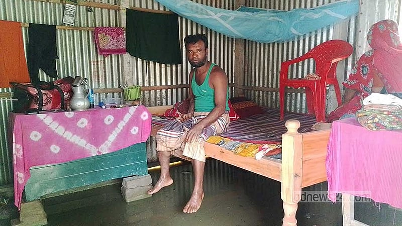 কুড়িগ্রামে বন্যার পানি ঢুকে ঘরবন্দি মানুষ।