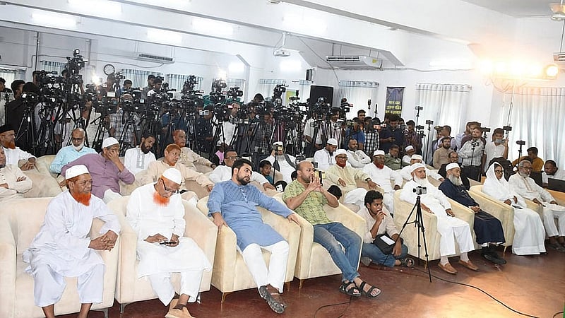 ‘ছায়া বাজেট’ প্রদান অনুষ্ঠানে উপস্থিত নেতারা।
