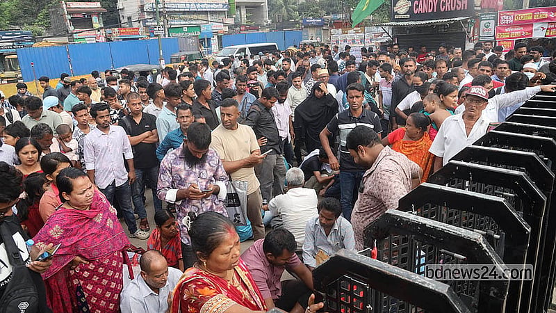 মধ্য রাত থেকেই অপেক্ষা; যমুনা ফিউচার পার্কের ভারতীয় ভিসা আবেদন কেন্দ্রের গেটের সামনে জড়ো হওয়া শত শত ভিসা প্রত্যাশীর ভিড়