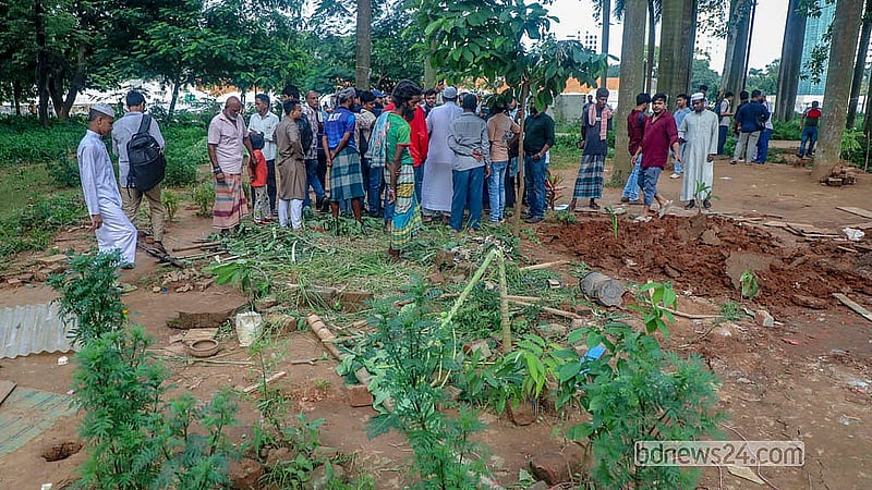 সোহরাওয়ার্দী উদ্যানে উচ্ছেদ অভিযানের সময় সেখানে উৎসুক মানুষের ভিড়