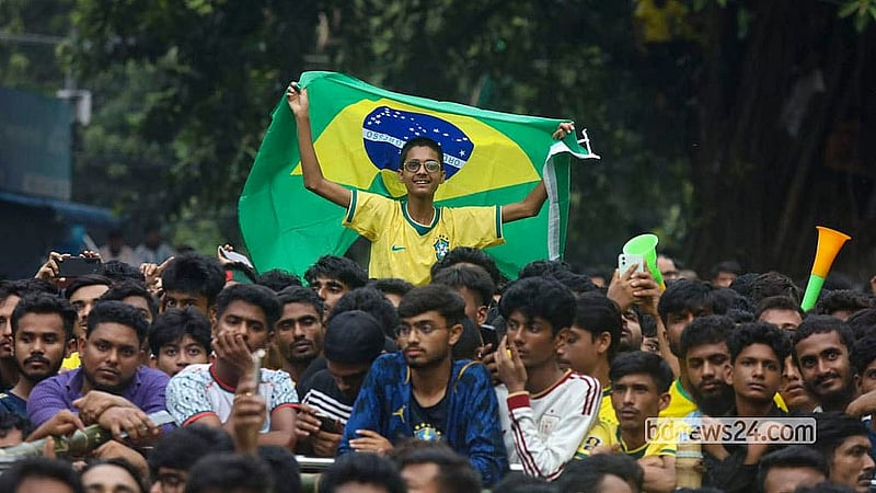 বিশ্বকাপ ফুটবলে ব্রাজিল বনাম হাইতির খেলা বড় পর্দায় দেখতে শনিবার সকালে ঢাকা বিশ্ববিদ্যালয়ের টিএসসি পায়রা চত্বরে ভিড় করেন হাজারো ভক্ত-সমর্থক