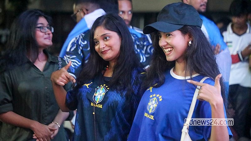 অস্ট্রিয়ার বিপক্ষে ম্যাচ জয়ের পর সোমবার রাতে পুরেনা ঢাকার জগন্নাথ বিশ্ববিদ্যালয় ক্যাপম্পাসে উল্লসিত আর্জেন্টিনার সমর্থকরা