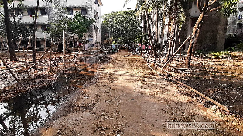 শাহজাহানপুর রেলওয়ে কলোনির খেলার মাঠের কোরবানির পশুর হাট শেষ হয়ে গেছে, কিন্তু গরু-ছাগল বেঁধে রাখার খুটি এখনো সরানো হয়নি
