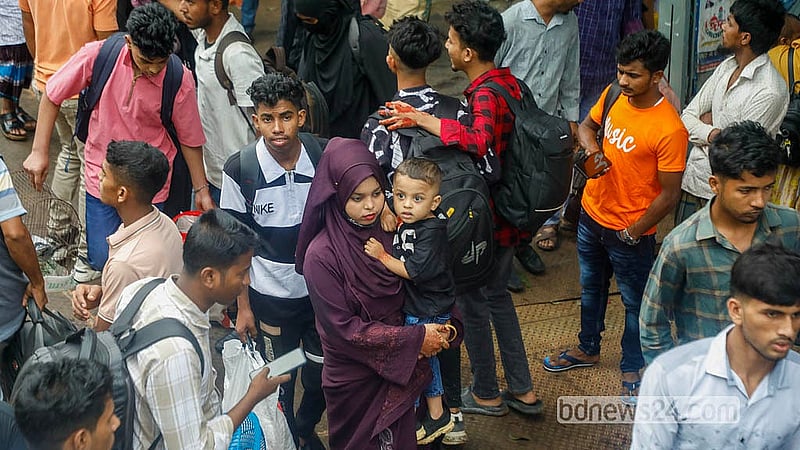 স্বজনদের সঙ্গে কোরবানির ঈদ উদযাপনে দক্ষিণাঞ্চলের অনেক মানুষ যাচ্ছেন নৌপথে। মঙ্গলবার রাজধানীর সদরঘাট লঞ্চ টার্মিনালে তোলা