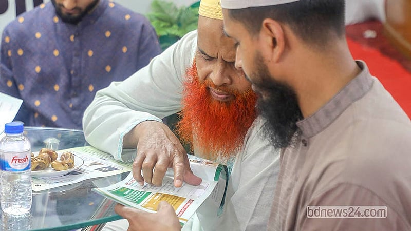 হজ ও ওমরাহ প্যাকেজগুলোতে কী কী সুবিধা রয়েছে, সেগুলো দর্শনার্থীদের বুঝিয়ে দিচ্ছেন এজেন্সি কর্মীরা