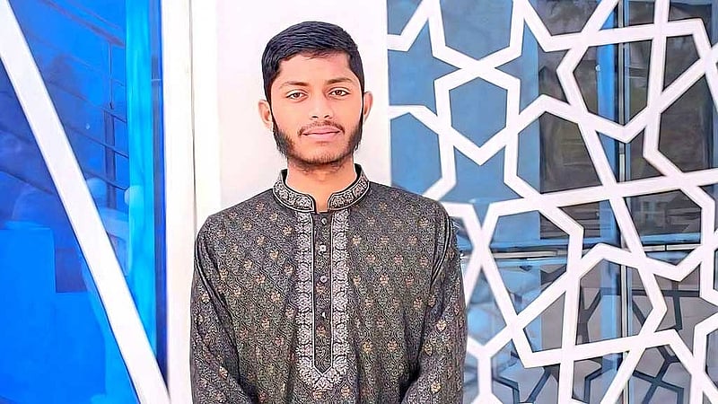 দুর্ঘটনায় নিহত রিয়াদ ইসলাম এইচএসসি পরীক্ষার্থী ছিলেন ।