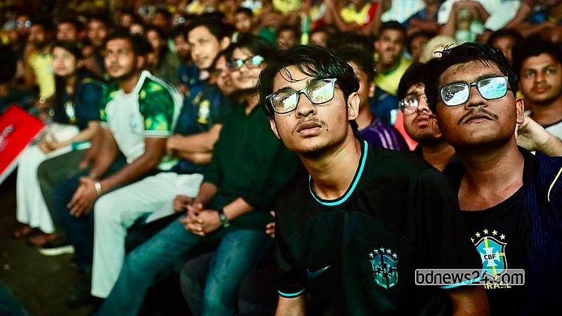 বিশ্বকাপে ব্রাজিল বনাম নরওয়ে শ্বাসরুদ্ধকর ম্যাচ দেখতে টিএসসির পায়রা চত্বরে ফুটবলপ্রেমীদের ঢল