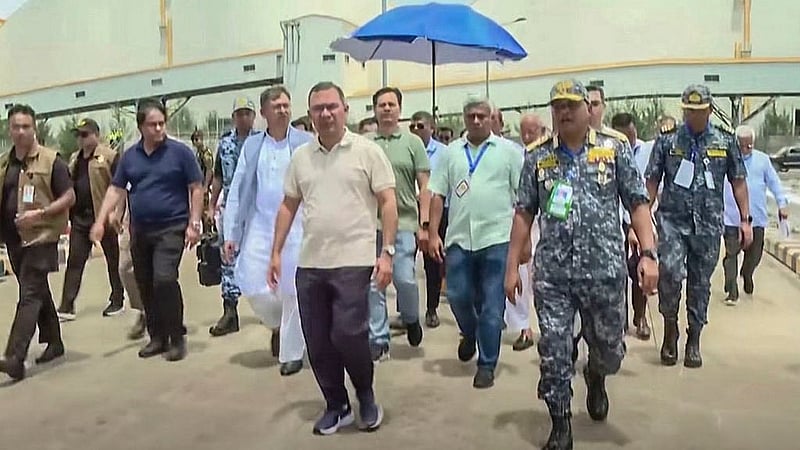 কক্সবাজার সফরে গিয়ে প্রধানমন্ত্রী তারেক রহমান মাতারবাড়ী গভীর সমুদ্রবন্দর, এলএনজি টার্মিনাল ও বিদ্যুৎকেন্দ্রের বিভিন্ন স্থাপনা ঘুরে দেখেন