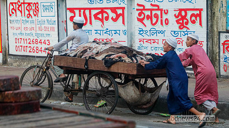 রাজধানীর সায়েন্সল্যাব মোড়ে ছাগলের চামড়া কেনা হচ্ছে ১০ টাকা দরে