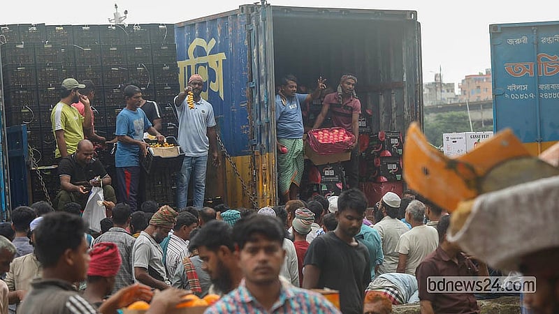 ঢাকার বাদামতলী ফলের আড়তে কভার্ড ভ্যানে করে এসেছে দেশের বিভিন্ন প্রান্তের নানা জাতের ফল। ভোর থেকেই ব্যস্ত হয়ে ওঠে আড়ত, যেখানে নিলামের মাধ্যমে ফল কিনে ব্যবসায়ীরা তা সরবরাহ করেন দেশের বিভিন্ন এলাকায়