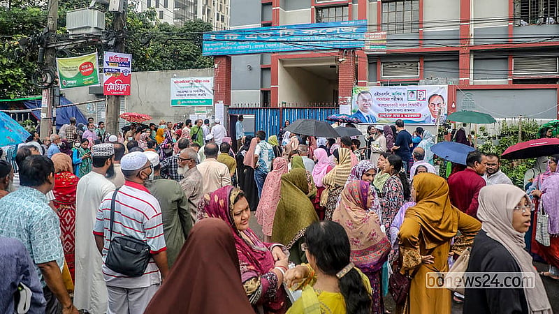 এইচএসসি পরীক্ষার প্রথম দিন বৃহস্পতিবার ঢাকার মতিঝিল টিঅ্যান্ডটি কলেজ কেন্দ্রের বাইরে অপেক্ষমাণ অভিভাবকরা